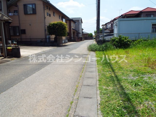 【前面道路含む現地写真】 | 久喜市原　土地 | 前面道路幅員約5メートル。