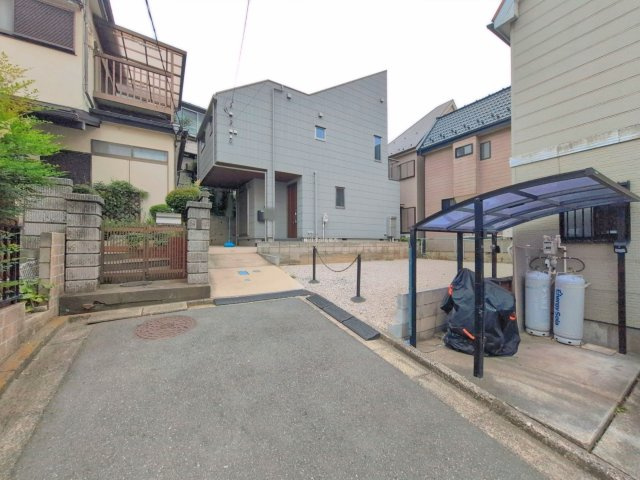 富士見市渡戸３丁目の中古一戸建の前面道路含む現地写真|閑静な住宅街で住環境良好です。
ららぽーと富士見まで車で約4分、気軽にお買い物♪