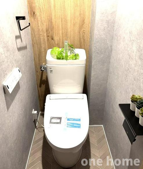 東三国スカイハイツのトイレ|◆新調された温水洗浄便座付きトイレです！操作がしやすい壁掛けリモコン♪