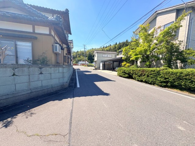 【前面道路含む現地写真】 | 新発田市月岡温泉　全居室6帖以上　5SLDK
