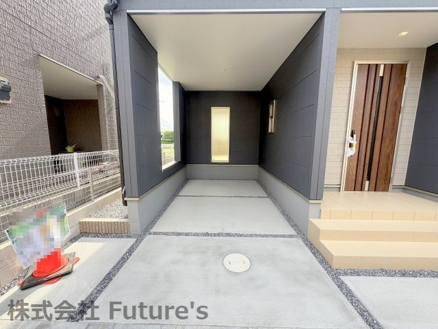 三郷市彦川戸1丁目　新築戸建　全1棟の駐車場|雨に濡れずに乗り降りできるビルトインガレージ