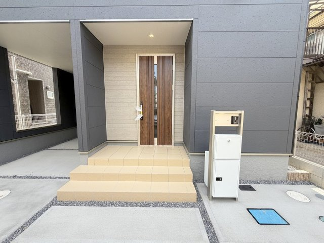 三郷市彦川戸1丁目　新築戸建　全1棟のエントランス|不在時に便利な宅配BOX完備