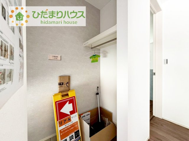 【玄関】 | 土浦市右籾　新築戸建 | シューズクロークは、レインコートやベビーカー、ゴルフバッグなど大きな荷物を置けるので、
いつでも玄関を綺麗に保てます(*^-^*)