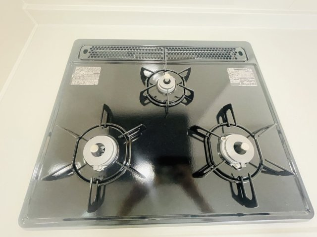 南庄所町のその他|【3口コンロ/施工例】同時に複数の料理ができる3口コンロ付き。忙しい家事も効率的にこなせ、毎日の料理時間がスムーズになります