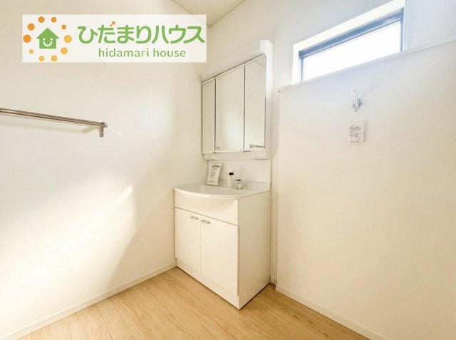 【独立洗面台】 | 土浦市神立町第8　新築戸建　3号棟 | 三面鏡の大きな鏡は憧れます(^^♪鏡の後ろは収納となっていて、細かいものでも収納できるのでスッキリと整理できます！