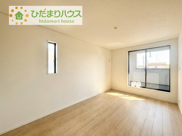 【寝室】 | 土浦市神立町第8　新築戸建　3号棟 | バルコニーに面していて、たっぷり光りの入る明るい主寝室です！