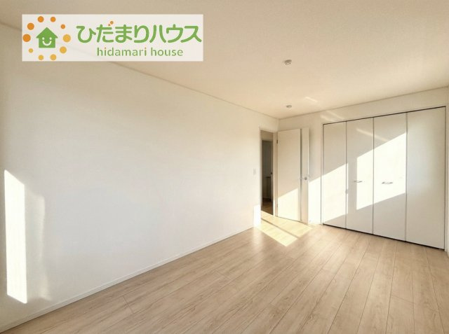 【寝室】 | 土浦市神立町第8　新築戸建　3号棟 | 広めの主寝室は、ベッドの他にもパソコンデスクやドレッサーなども置けちゃいます(*^-^*)