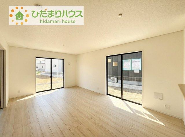 【居間・リビング】 | 土浦市神立町第8　新築戸建　3号棟 | お子様が元気に遊べる広々としたリビングです！