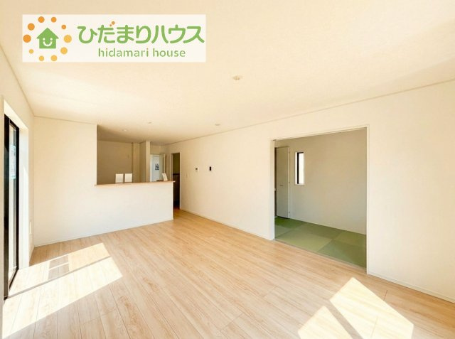 【居間・リビング】 | 土浦市神立町第8　新築戸建　3号棟 | 南に面した大きな窓から差し込む光で日中は電気いらず♪
