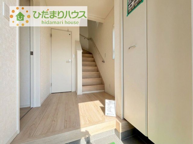 【玄関】 | 土浦市神立町第8　新築戸建　3号棟 | 毎日「行ってきます」「ただいま」をいう玄関は明るく光が差し込みます♪