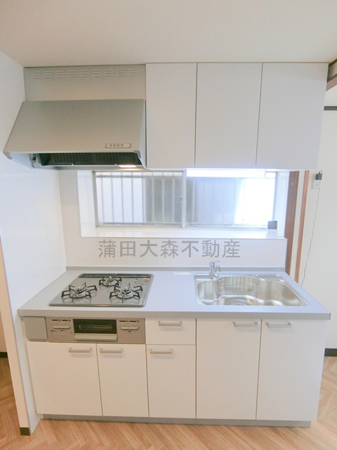 大田区北糀谷貸家のキッチン|グリル付き3口ガスコンロのシステムキッチン