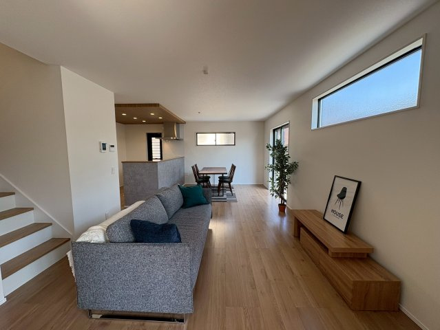 田川市宮尾町2期　新築戸建ての居間・リビング|家具配置で生活のイメージがつきやすいです♪