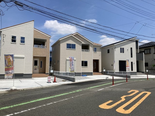 鴻巣市鴻巣　新築戸建全３棟の前面道路含む現地写真