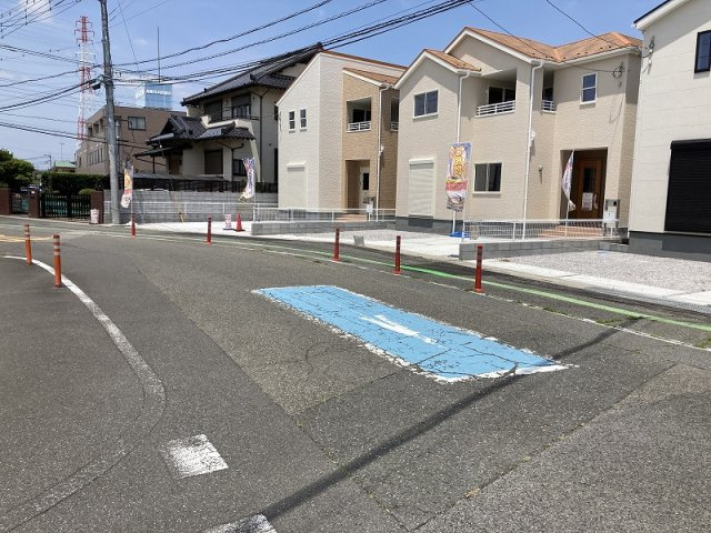 鴻巣市鴻巣　新築戸建全３棟の前面道路含む現地写真