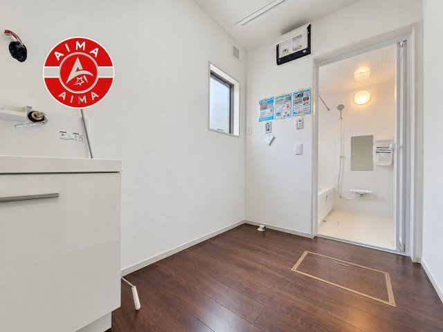 糟屋郡宇美町桜原1丁目第11-1棟（1号棟）の脱衣所|ゆとりの洗面スペースで朝の身支度もスムーズに。暮らしを快適に変えるシャワー付洗面台です！