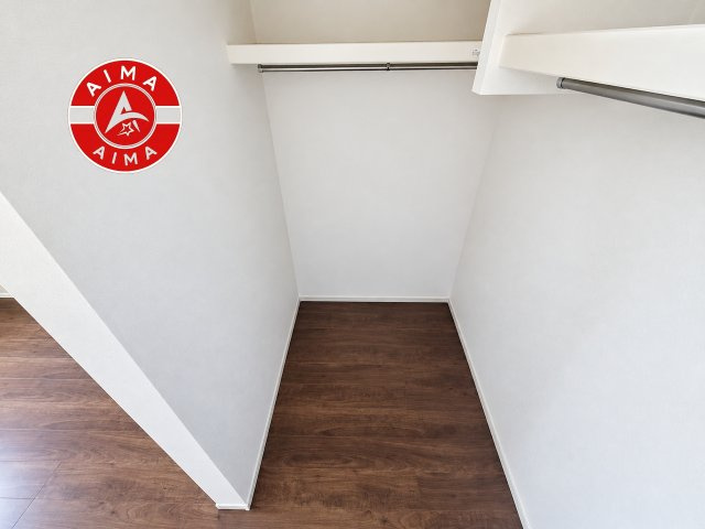 糟屋郡宇美町桜原1丁目第11-1棟（1号棟）の収納|洋服や大きな荷物が多い方や人数の多いご家族などは、一般的なクローゼットよりもウォークインクローゼットのほうが使い勝手が良いです。