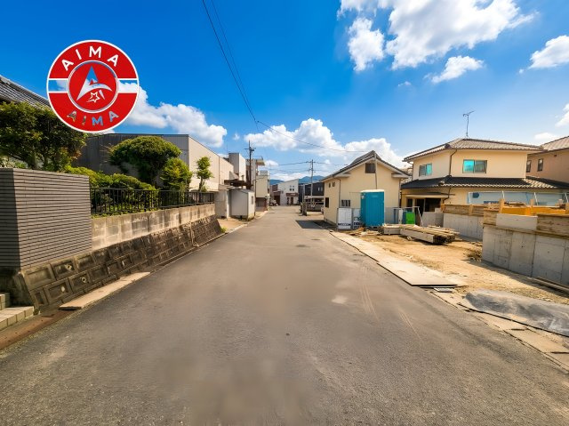 糟屋郡宇美町桜原1丁目第11-1棟（1号棟）の前面道路含む現地写真|前面道路は閑静な住宅地をはしる車通りの少ない道路。お車の出し入れが苦手なママや小さなお子様にも安心ですね。しっかり舗装もされているので、ベビーカーや自転車で通っても快適に通行できます。
