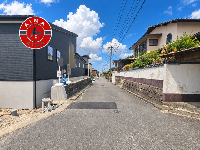 糟屋郡宇美町桜原1丁目第11-1棟（1号棟）の前面道路含む現地写真|前面道路は閑静な住宅地をはしる車通りの少ない道路。お車の出し入れが苦手なママや小さなお子様にも安心ですね。しっかり舗装もされているので、ベビーカーや自転車で通っても快適に通行できます。