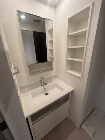 ADW Residence 西新宿の洗面所|明るい洗面所です