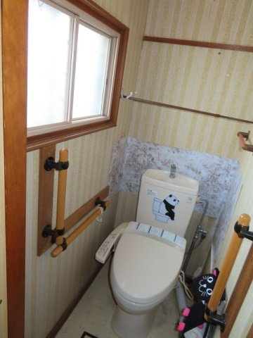 網走市駒場北４丁目４番１０号　中古売家のトイレ|【リフォーム前】トイレは新品に交換します。床のクッションフロアと壁紙を張り替えます。