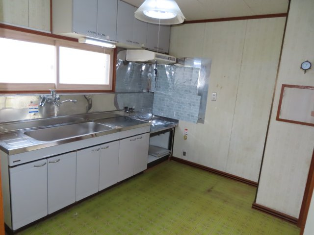 網走市駒場北４丁目４番１０号　中古売家のキッチン|【リフォーム前】キッチンはI型のシステムキッチンに新品交換致します。