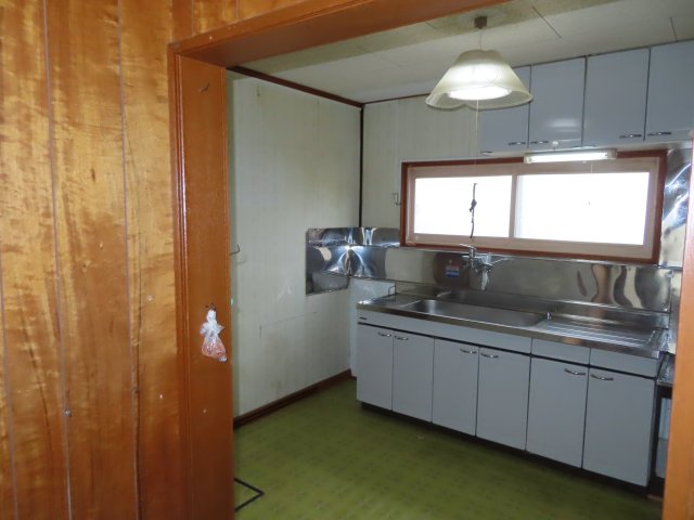 網走市駒場北４丁目４番１０号　中古売家のキッチン|【リフォーム前】キッチンの床は、クッションフロアの張替と壁天井のクロスの貼替を行います。
