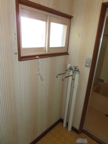 網走市駒場北４丁目４番１０号　中古売家のランドリースペース|床のクッションフロアの張替、壁天井のクロスの貼替を行います。
