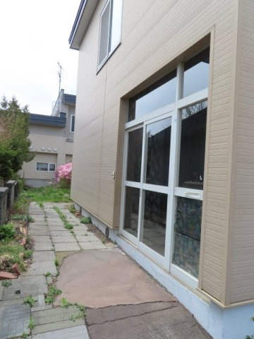 網走市駒場北４丁目４番１０号　中古売家の玄関|【現況】風除室の引き違い戸は、歪みがあるので調整致します。