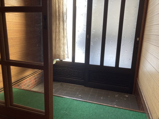 網走市駒場北４丁目４番１０号　中古売家の玄関|【リフォーム前】玄関内部写真です。壁天井もクロス貼りをしますので明るい玄関ホールになります。