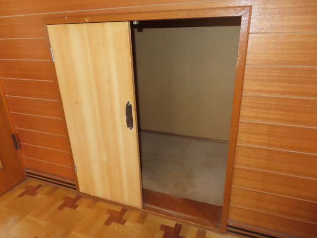 網走市駒場北４丁目４番１０号　中古売家の収納|【現況】階段下収納写真です。こちらは現況のままお引き渡し致します。
