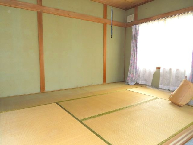 網走市駒場北４丁目４番１０号　中古売家の和室|【リフォーム前】1階北東側6帖和室です。こちらは床畳から床フロア若しくはタイルフロアを上張りし壁天井のクロスを貼ります。
