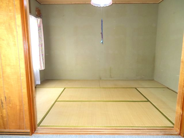 網走市駒場北４丁目４番１０号　中古売家の和室|【リフォーム前】1階北西側6帖和室です。こちらは床畳から床フロア若しくはタイルフロアを上張りしクロス張替えを行います。