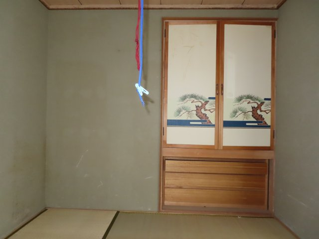 網走市駒場北４丁目４番１０号　中古売家の和室|【リフォーム前】1階北西側6帖和室の収納はクローゼットに変更致します。
