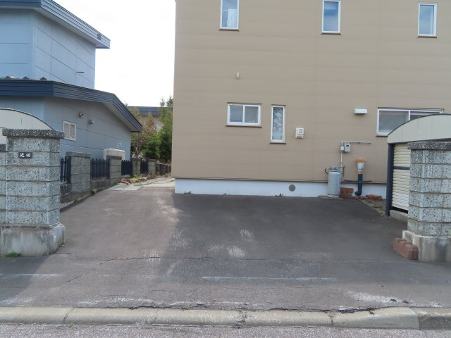 網走市駒場北４丁目４番１０号　中古売家の駐車場|【現況】駐車場写真です。普通車にて並列2台可能な駐車スペースがございます。