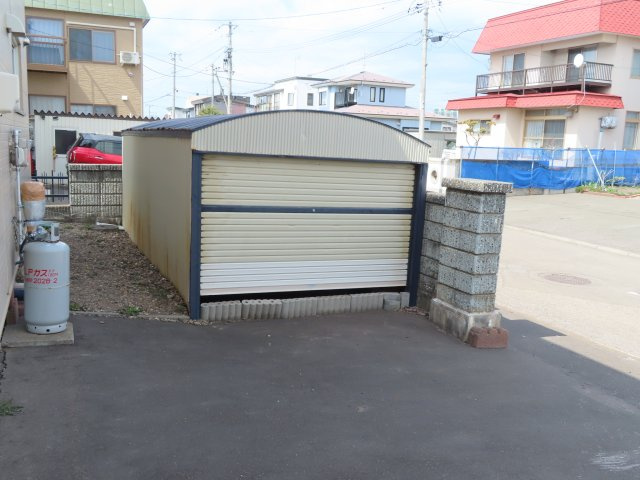 網走市駒場北４丁目４番１０号　中古売家の駐車場|【現況】駐車場横に車庫があります。車庫を含めると最大3台の駐車が可能です。こちらは、撤去せず現況でのお引渡しとなります。