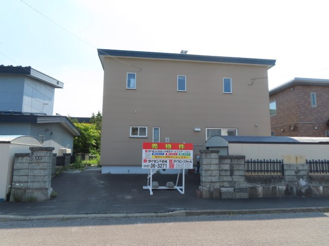網走市駒場北４丁目４番１０号　中古売家の外観|【現況】接道側正面の外観別アングルです。
