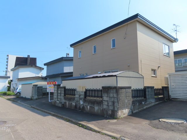 網走市駒場北４丁目４番１０号　中古売家の外観|【現況】接道側の外観別アングルです。