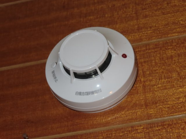 網走市駒場北４丁目４番１０号　中古売家の防犯設備|【リフォーム前】こちらの火災警報器も、内装工事後に再設置する予定です。