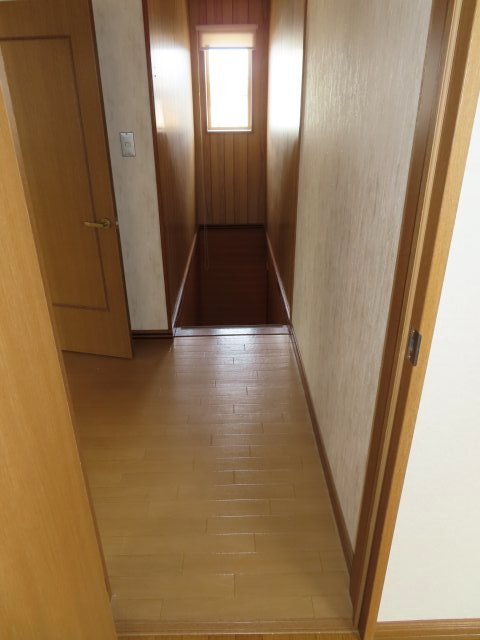 網走市駒場北４丁目４番１０号　中古売家のその他共用部分|【リフォーム前】2階ホールはクリーニング致します。