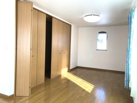 網走市駒場北４丁目４番１０号　中古売家の収納|【現況】2階15帖洋室収納です。