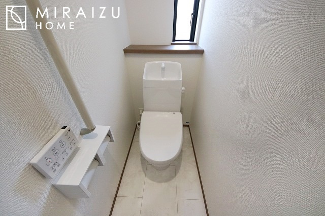 【トイレ】 | 空気の換気と窓からの光の明るさに配慮した清潔感のあるトイレ、ご自分の好きなアロマや芳香剤を置いて落ち着く空間を演出、一人になれる空間ですから、リラックスしたいですね。