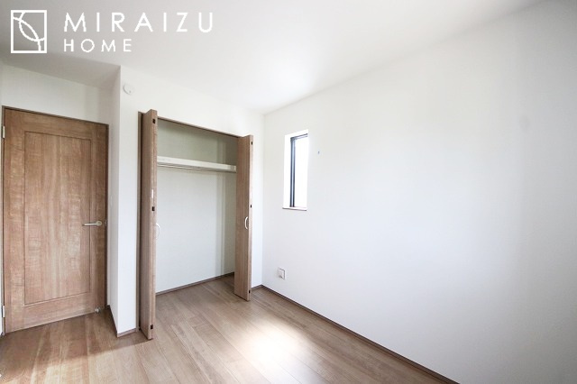 【子供部屋】 | 床のフローリングもオシャレな洋室が嬉しいです。独立性のある住宅ですので、各居室それぞれ、テイストの違うお部屋インテリア造りをしても面白いかもしれませんね！