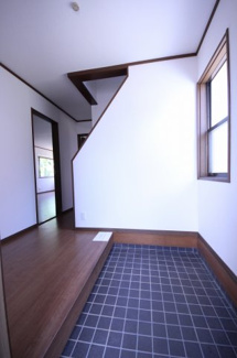 【玄関】 | KEM鹿沼市松原1期　中古戸建 | 窓があるので明るく、広さもある玄関です