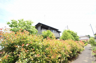 【前面道路含む現地写真】 | KEM鹿沼市松原1期　中古戸建 | 南側前面道路　３ｍの遊歩道です