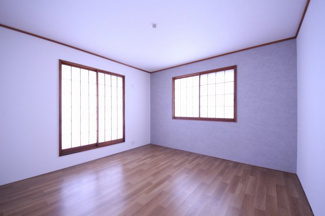 【寝室】 | KEM鹿沼市松原1期　中古戸建 | 2F　8帖の寝室です。和室から洋室へリフォーム済みです