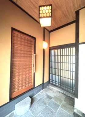 御所西　花立町貸家の玄関