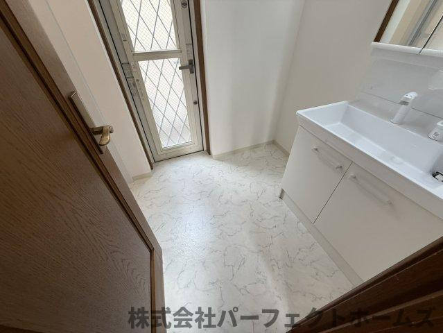 シティフラッツ交野の洗面所|明るい洗面所です