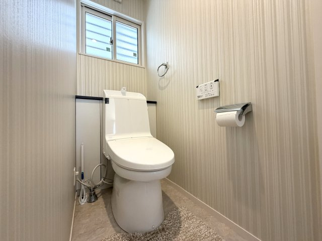 広弁天橋町　戸建のトイレ|1階トイレです。窓もあるため換気もしやすいです。