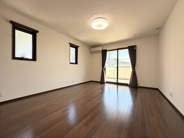 広弁天橋町　戸建の洋室|2階主寝室は約10帖あります。