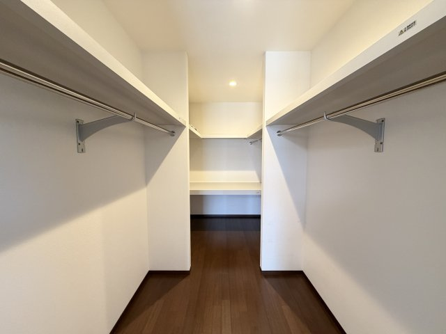 広弁天橋町　戸建の収納|2階主寝室には約5帖のウォークインクローゼットがあります。ご家族分の洋服や荷物などしっかりと収納ができそうです。